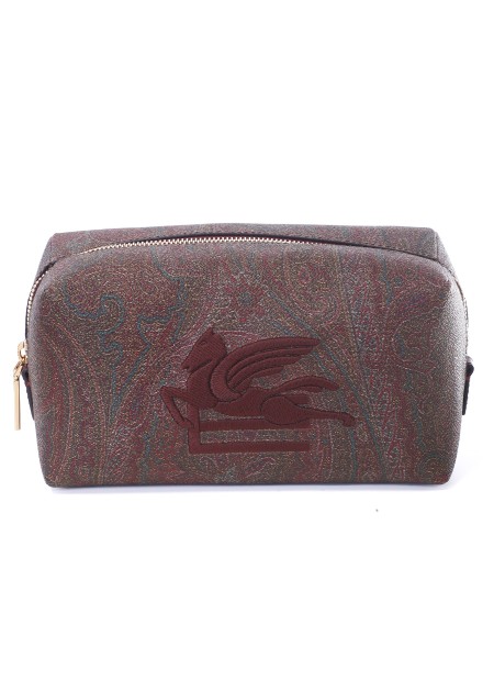 Shop ETRO  Beauty: Etro necessaire realizzato nell'iconico tessuto Paisley jacquard e caratterizzato dal logo ETRO Pegaso ricamato a filo dall'effetto tridimensionale.
Dimensioni: 20 x 11 x 10 cm.
Esterno: Tessuto di cotone Paisley jacquard spalmato con grana opaca e doppiato in tela.
Finiture: 100% pelle di vitello.
Fodera: 100% poliestere.
Ricamo: 100% poliestere.
Chiusura con cerniera.
Accessori metallici con finitura color oro.
Fodera in tessuto logato ETRO.
Made in Italy.. 10389 7863-0600